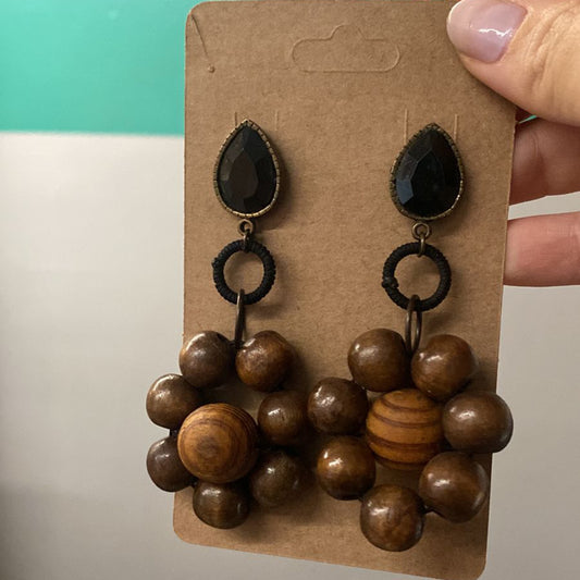 Brinco Cacho de Madeira e Pedra Preta - Larga Roupas