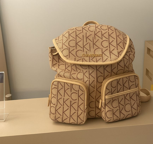 Mochila Calvin Klein Monograma Bege - Ícone Urbano - Larga Roupas